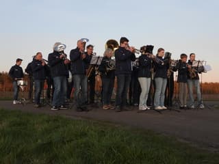 Muziek tijdens de laaste paasvuur van dit jaar in Grolloo 