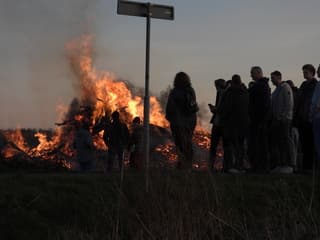 Samen bij het paasvuur in Grolloo 6 April 2026