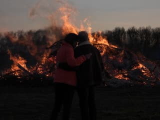 Samen sterk bij het paasvuur in Grolloo 