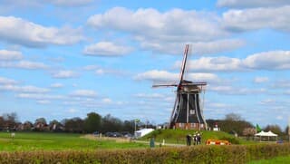 Hollands beeld leuke wolken en molen.
