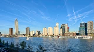 Zonnig blauwe lucht met witte vliegtuigstrepen 