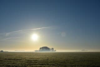 Zonsopkomst met berijpte velden
