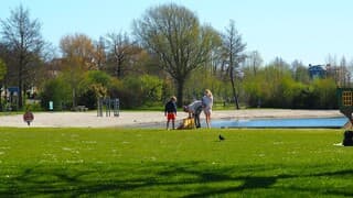 RECREANTEN AAN DE PLAS