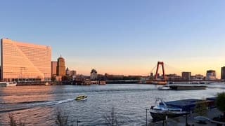 Opkomende zon en blauwe lucht 