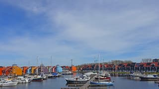 Lentedag met sluierwolken.