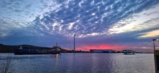 Ochtendgloren op het Noordzeekanaal bij Amsterdam 