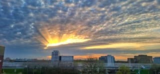 Zon piept mooi tussen de wolken door 