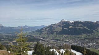 Kitzbühel achtergrond Kitzbühelerhorn en in het dal is het lente
