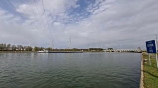 Warm ook in Genk bij deze sluis, 23 graden en wat bewolkt