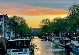 Fraaie kleuren rond zonsopgang aan de Prinsengracht