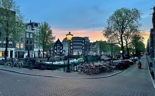 De rand van deze wolkenlaag wordt door de opkomende zon gekleurd in continu veranderende pasteltinten