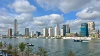 Opgeklaard en zonnig met witte wolken aan blauwe hemel 