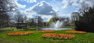 De zon verlicht de wolken