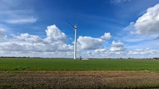 Redelijk wat wind vandaag voor opwekken van groene energie door deze windmolens