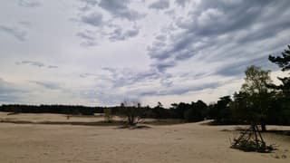 Toenemende bewolking boven het Kootwijkerzand 