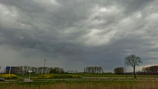 Dreigende luchten boven de Maas