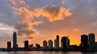 Zonsondergang met prachtig aangelichte wolken 
