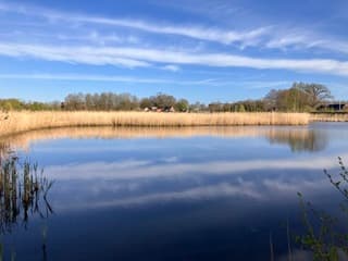 Weerspiegeling blauwe lucht en wolkjes 