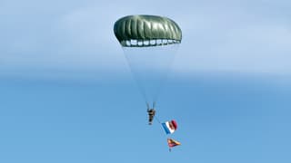Prachtig weer tijdens de afsluiting parachutesprong van de Operatie Amherst herdenking.