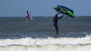 Stevige wind aan zee 