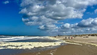 Veel zeeschuim door de stevige wind 