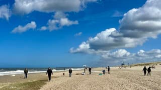 De Catamaran wordt gereed gemaakt om de zee op te gaan 