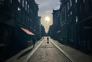 Oogverblindend de nog lage ochtendzon recht in je ogen. 