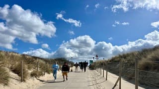 Het blijft een komen en gaan van strandgangers vandaag 