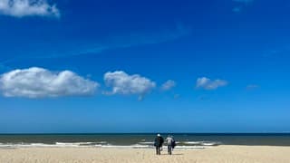Na de middag komen er ook wat wolken boven zee 