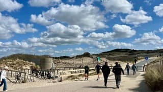 Na de middag neemt ook de bewolking boven de duinen toe 