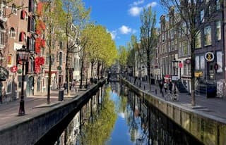 Op de Amsterdamse Wallen wordt men langzaam wakker met een koel zonnetje.