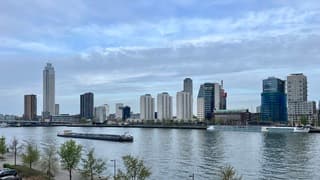Bewolking overheerst met slechts hier en daar wat smalle lichte stukken 