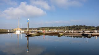 Spiegelglad water in de Jachthaven van Vlieland
