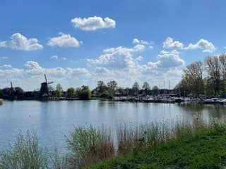 Een blauwe lucht en bewoking 