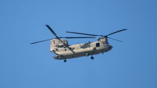 Legerhelikopter in blauwelucht 