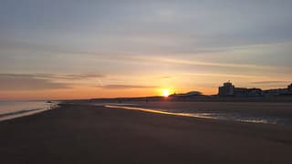 zonsopkomst aan zee