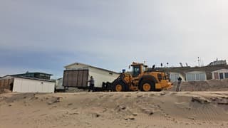 De strandhuisjes worden weer neergezet 
