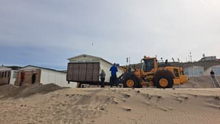 De strandhuisjes worden weer neergezet 
