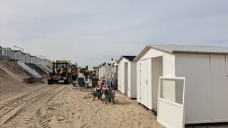 De strandhuisjes worden weer ingericht 