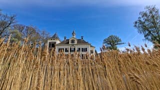 Strakblauwe lucht boven dit kasteel