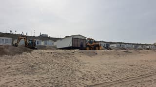 De strandhuisjes worden weer neergezet 