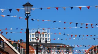 rood, wit en blauwe lucht