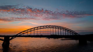 Zonsopgang bij de Waalbrug