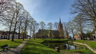 Kerk in een blauwelucht met wat sluierbewolking 