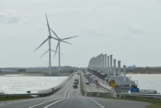 Meer bewolking bij de Oosterscheldekering