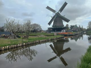Molen in weerspiegeling.