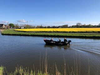 kinderen lekker varen langs de tulpen
