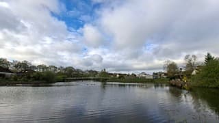 Steenwijk, hoofdzakelijk bewolkt, winderig en toefje blauwe lucht