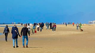 Ondertussen langs het strand 