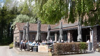 Terras druk bezet met wandelaars en fietsers.